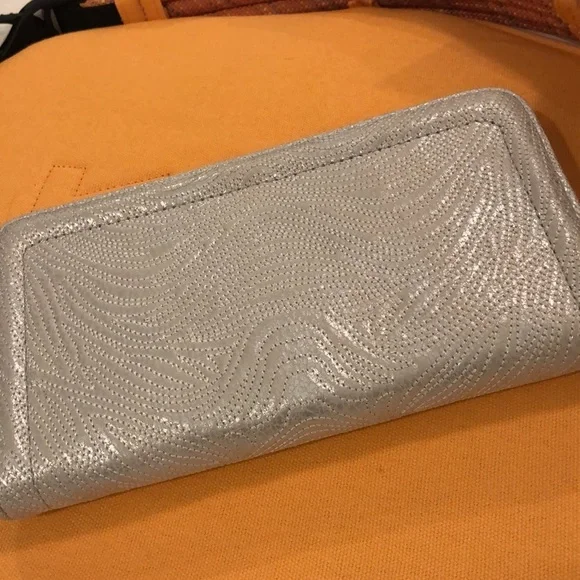 HOBO NILA LARGE ZIP AROUND WALLET in SILVER NWT